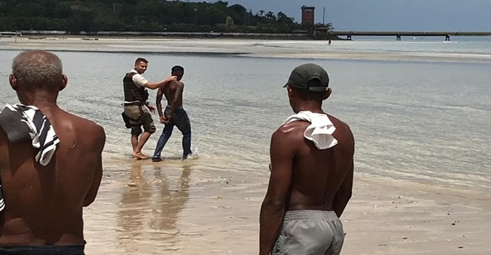 Após trocar tiros com a PM, assaltantes entram no mar para tentar fugir; um foi baleado