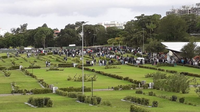 Familiares e amigos se despedem de policial morto em assalto a ônibus na BR-324