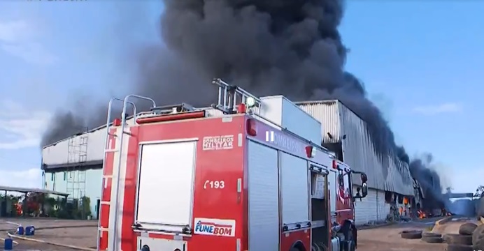 Incêndio atinge fábrica de reciclagem de pneus em São Sebastião do Passé