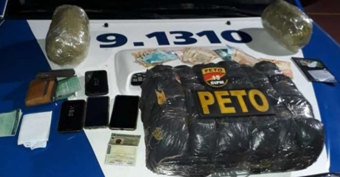 Dupla é presa em flagrante com 10 quilos de maconha e R$ 3 mil em espécie na Pituba