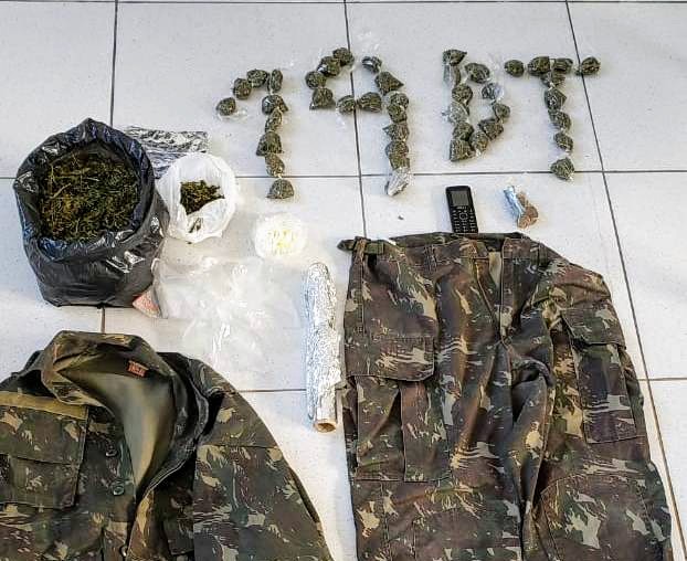 Operação em Itaparica prende casal com drogas e roupas do Exército