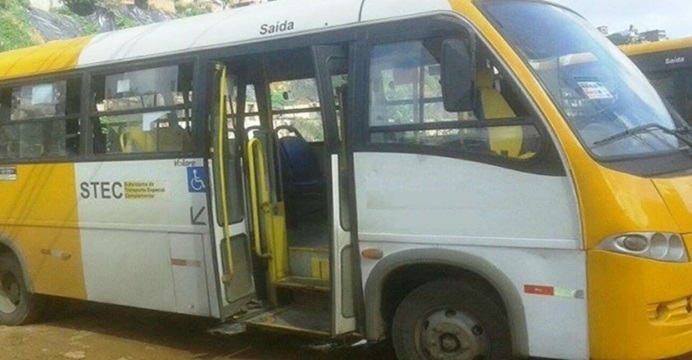 Greve Geral: pedras e tiros são disparados contra micro-ônibus, em Salvador