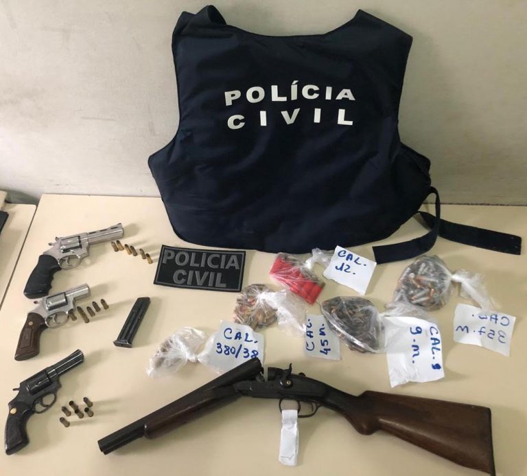 POLÍCIA APREENDE QUATRO ARMAS E 180 MUNIÇÕES DURANTE OPERAÇÃO