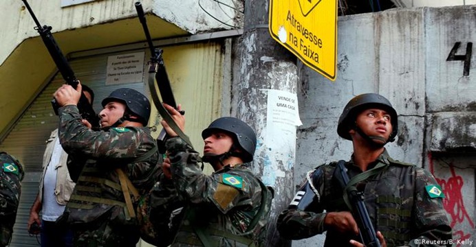 Polícia investiga foto que mostra festa de aniversário de chefe do tráfico na Rocinha