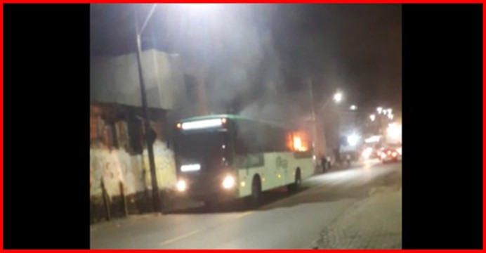 Falta de Segurança Pública leva moradores de Salvador andar Com medo Ônibus é incendiado em Sussuarana