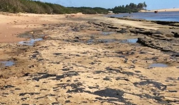 Manchas de óleo são encontradas na praia de Subaúma