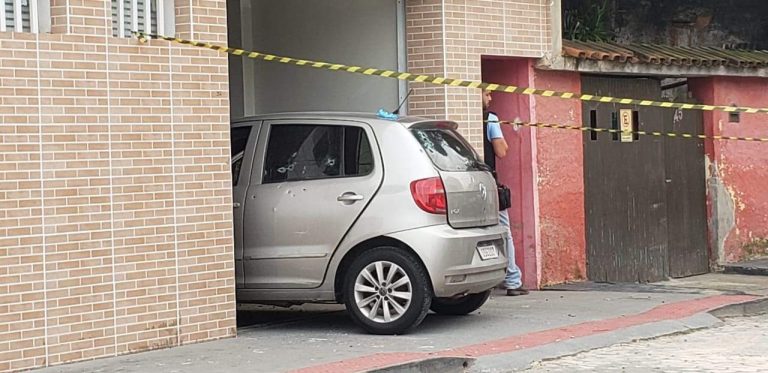 Imagens fortes Casal é morto com mais de 30 tiros quando saía da garagem de casa