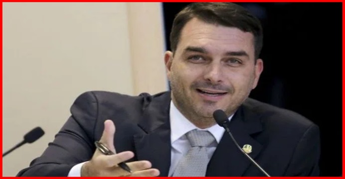 Flávio Bolsonaro homenageou delegado da PF citado em inquérito por ser próximo dele