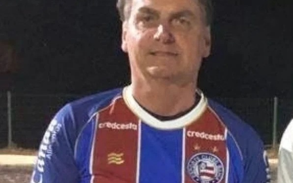 Grupo do Bahia protesta contra Bolsonaro, que usou camisa do clube no jet ski