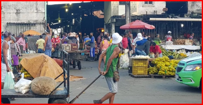 Feira popular de Salvador tem movimento intenso na véspera de São João