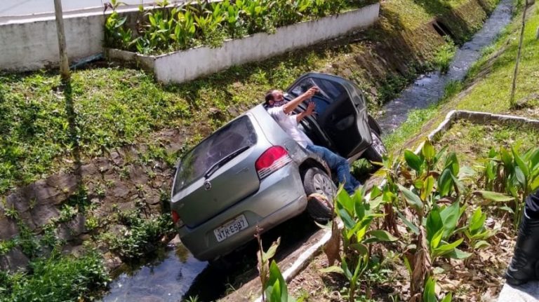 Com sinas de embriaguez homem causa acidente no Viaduto do Canela