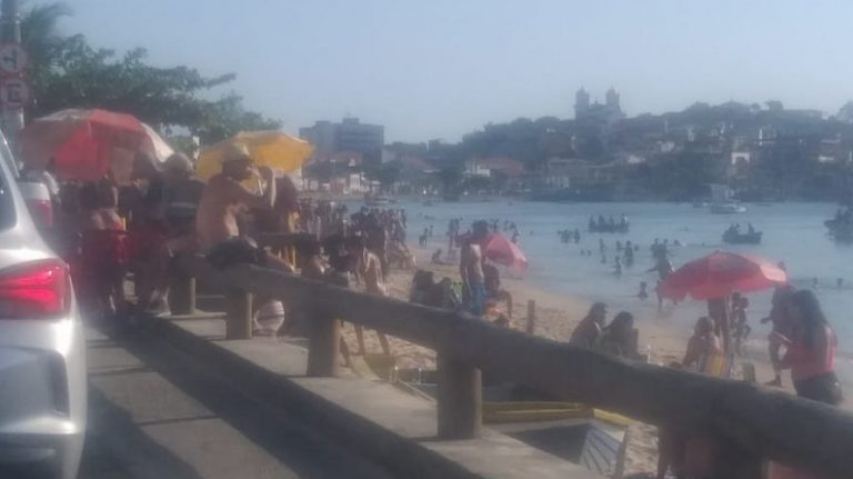 Veja vídeo: Em meio à pandemia, banhistas lotam praia da Ribeira neste domingo