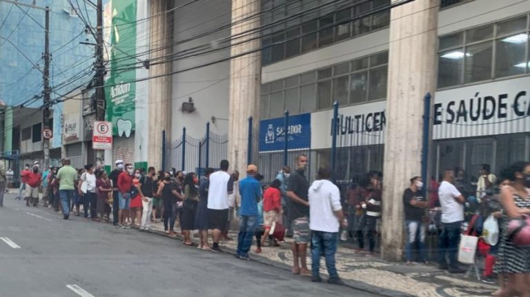 FILA QUILOMÉTRICA CAUSA AGLOMERAÇÃO NA CARLOS GOMES