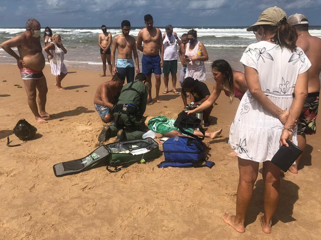 Mulher morre afogada na praia de Barra do Jacuípe, litoral norte da Bahia