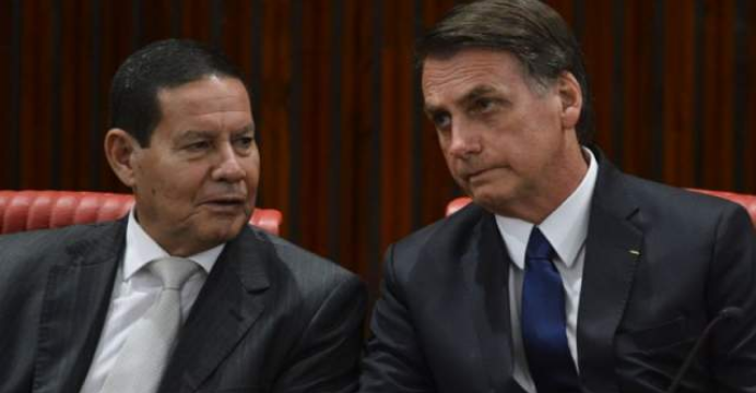 Bolsonaro diz que não “trata de nenhum assunto” com Mourão