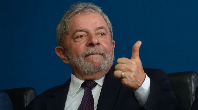 Lula vai morar no mesmo condomínio de Emílio Odebretch em Lauro de Freitas, afirma colunista