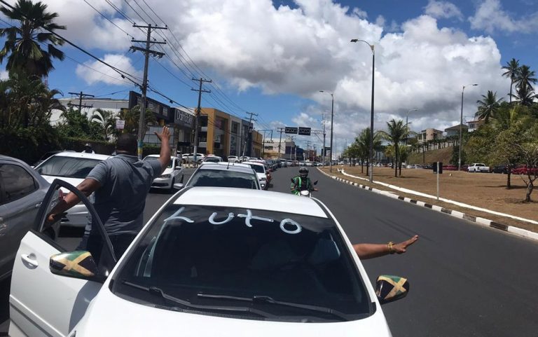 Grupo de motoristas por aplicativo protesta após morte de colega em Lauro de Freitas