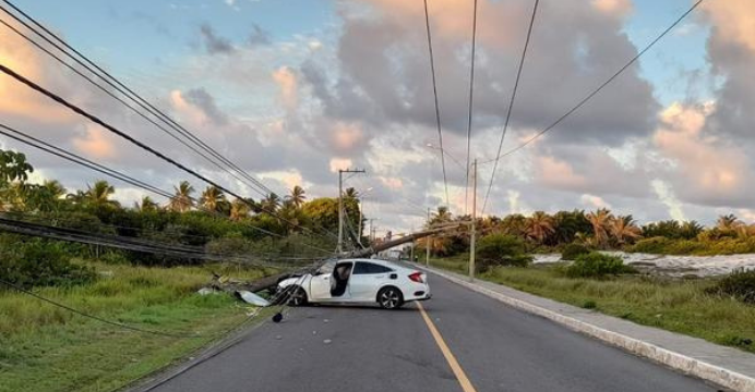 Motorista perde controle da direção e bate carro em poste no bairro de Stella Maris; veja vídeo