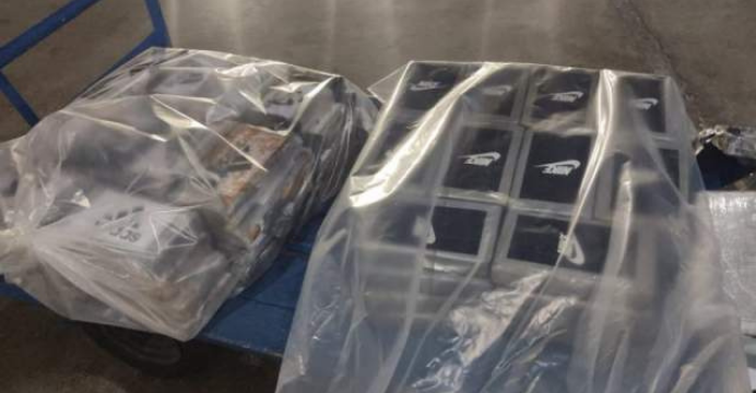 Meia tonelada de cocaína é encontrada em avião no Aeroporto de Salvador