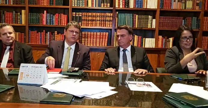 Bolsonaro diz que impostos federais sobre gás e diesel serão zerados