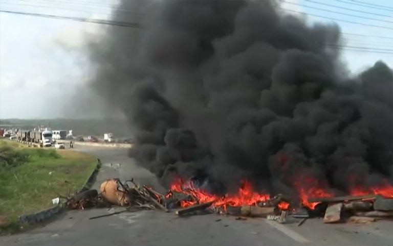 Grupo fecha acesso a Camaçari durante protestos contra derrubada de casas