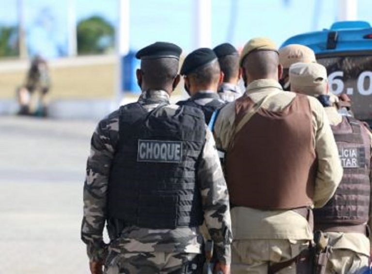 PM invade barreira de proteção do Farol da Barra e dispara tiros para o alto