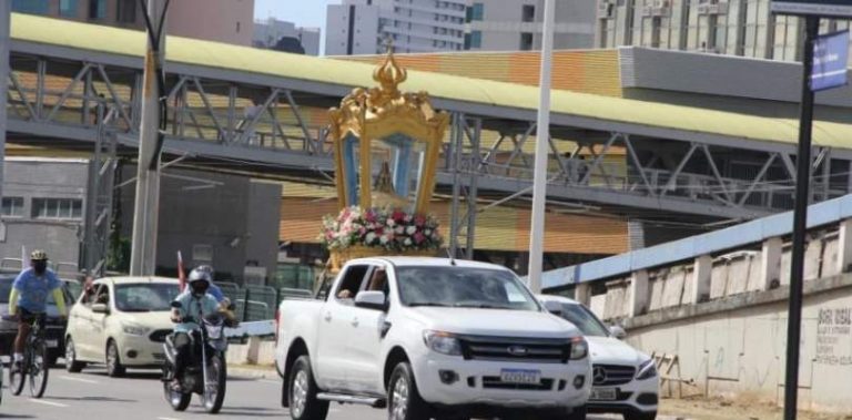 Fiéis buscam acolhimento e esperança em carreata de Nossa Senhora Aparecida