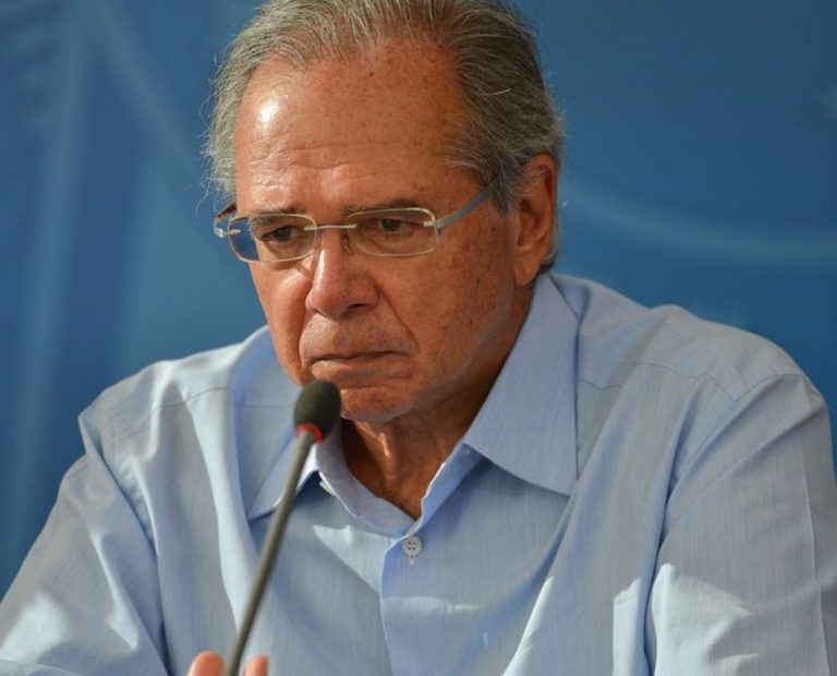 Grupo queria ver Paulo Guedes, mas acabou assistindo vídeo pornô e masturbação ao vivo