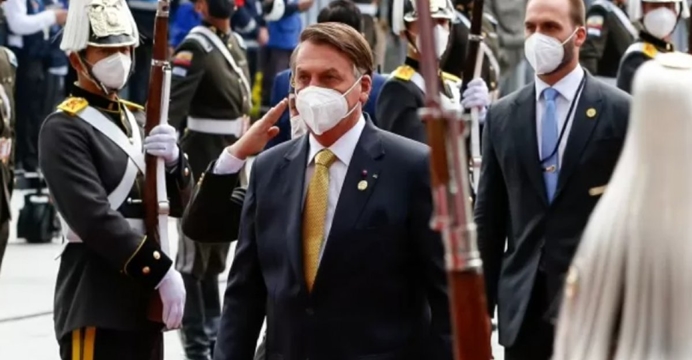 Bolsonaro usa máscara em visita ao Equador: “Estou dando mau exemplo aqui”