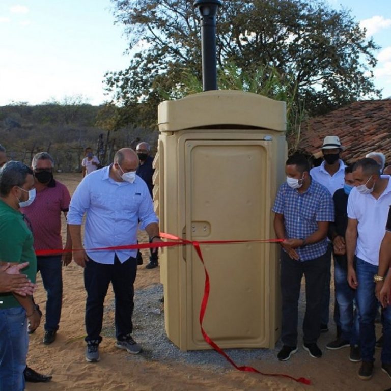 Com pompa de grande obra, prefeito inaugura sanitário químico no interior da Bahia