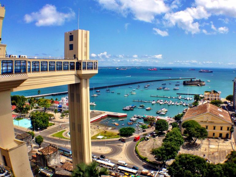 Atenção GOVERNADOR! O POVO PEDE SOCORRO! Mulher é atacada com golpes de faca em frente ao Elevador Lacerda