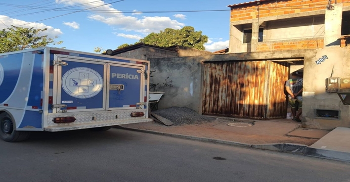 Criança morre ao ficar presa em grade de janela na Bahia; vítima tentou pular para brincar com cachorro