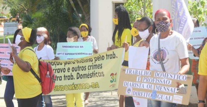 Trabalhadores protestam em frente a prédio em que babá se jogou para fugir de maus-tratos da patroa no Imbuí