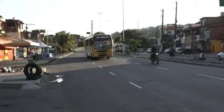 Moradores são assaltados em ponto de ônibus na suburbana, em Salvador