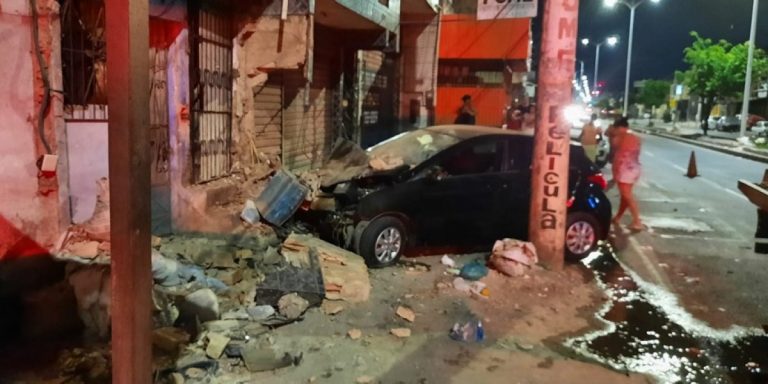 Acidente: Motorista bate com carro em muro na Suburbana, em Salvador