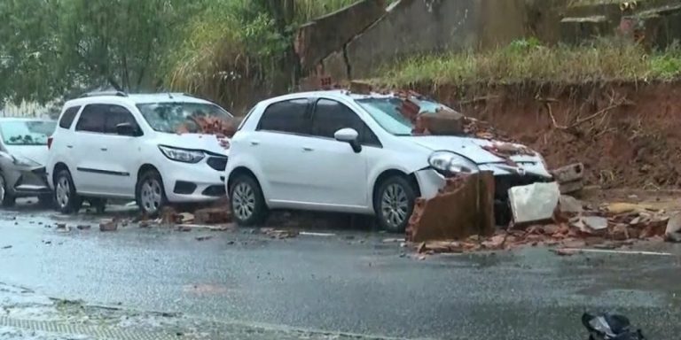 Chuva derruba muro em cima de carros no Rio Vermelho