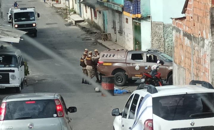 Homem é morto por criminoso vestido de gari em Pirajá