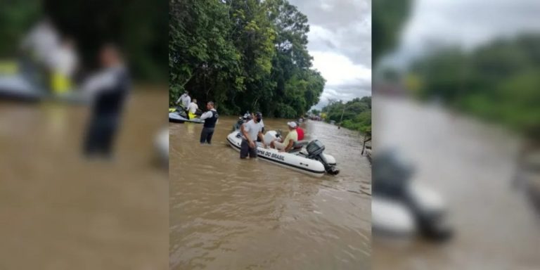 Chuva: Pacientes e funcionários deixam Hospital de barco e motos aquáticas