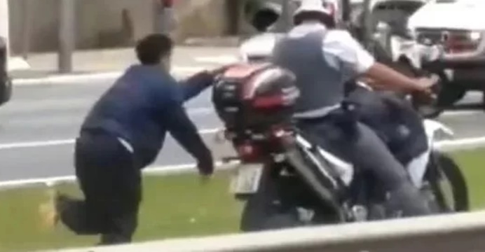 Vídeo: Homem é algemado em moto e policial o arrasta em via