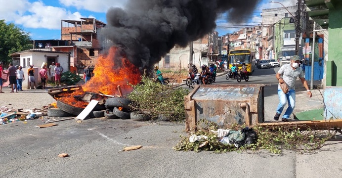 Moradores realizam protesto e fecham a rua em São Caetano