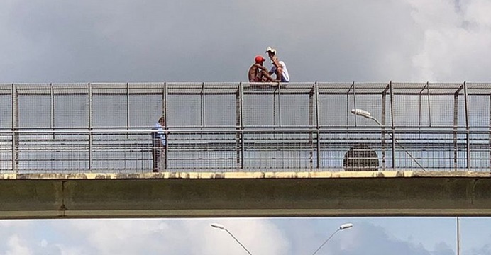 Pastor Isidório sobe em ponte para impedir suicídio de jovem de 19 anos