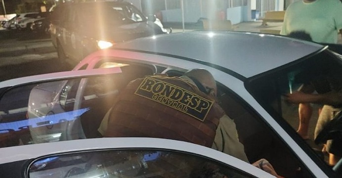 Mulher dá à luz com ajuda de PMs dentro de carro em Salvador