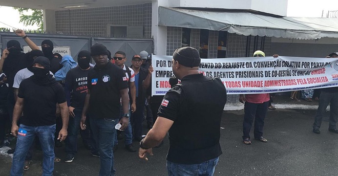 Agentes penitenciários protestam em frente ao Complexo da Mata Escura