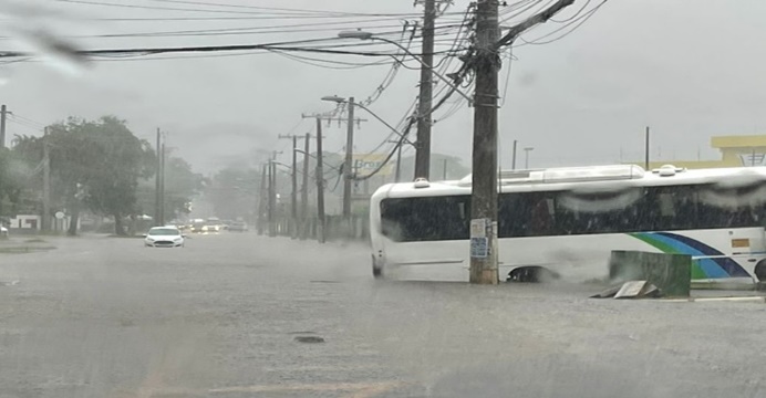 Mais de 40 famílias foram abrigadas em escolas municipais por conta da chuva