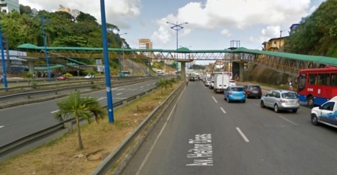 Homem é encontrado morto em passarela da Avenida Heitor Dias