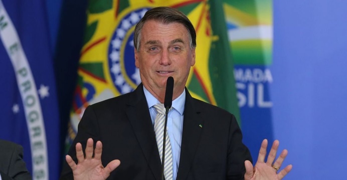 Bolsonaro se ‘enrola’ ao ironizar preço da gasolina: “Vai voltar a R$ 3”