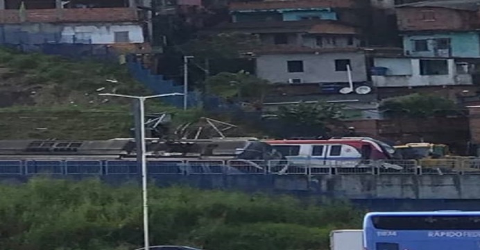 Metrô descarrila e tomba após bater em caminhão de serviço, em Salvador