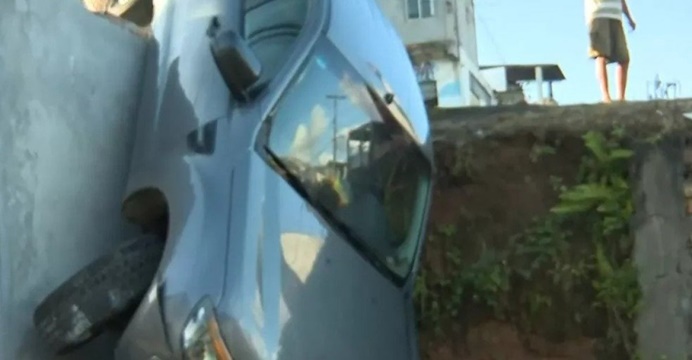 Salvador: Caminhonete invade canteiro e cai em ribanceira no bairro de Paripe