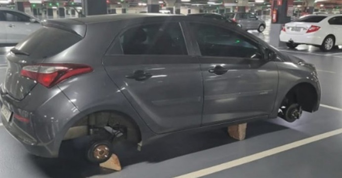 Vídeo: Carro tem quatro pneus furtados dentro de estacionamento de shopping no Rio de Janeiro