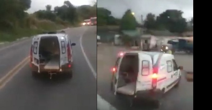 Vídeo: Ambulância é flagrada transportando telhas em Itamaraju, extremo sul da Bahia